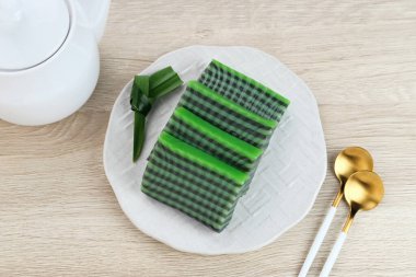 Kue Lapis Pandan ya da Kue Pepe ya da Endonezya geleneksel pirinç unundan yapılan yapışkan katmanlı kek.
