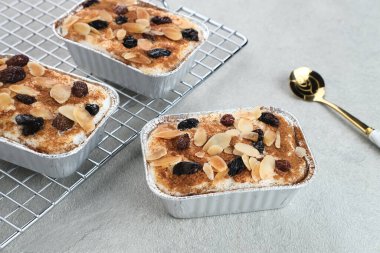 Klappertaart, Endonezya geleneksel tatlısı, Manado 'dan. Hindistan cevizli kremalı pasta, üzümlü ve bademli, tarçın tozlu, Hollanda etkisinde tatlı.. 