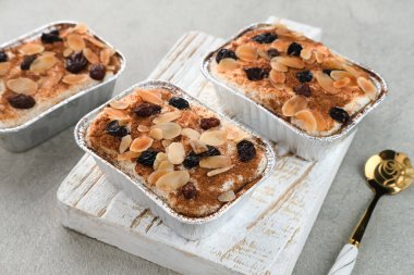 Klappertaart, Endonezya geleneksel tatlısı, Manado 'dan. Hindistan cevizli kremalı pasta, üzümlü ve bademli, tarçın tozlu, Hollanda etkisinde tatlı.. 