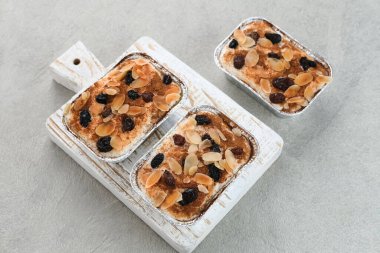 Klappertaart, Endonezya geleneksel tatlısı, Manado 'dan. Hindistan cevizli kremalı pasta, üzümlü ve bademli, tarçın tozlu, Hollanda etkisinde tatlı.. 