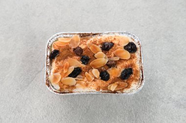 Klappertaart, Endonezya geleneksel tatlısı, Manado 'dan. Hindistan cevizli kremalı pasta, üzümlü ve bademli, tarçın tozlu, Hollanda etkisinde tatlı.. 