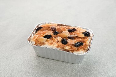 Klappertaart, Endonezya geleneksel tatlısı, Manado 'dan. Hindistan cevizli kremalı pasta, üzümlü ve bademli, tarçın tozlu, Hollanda etkisinde tatlı.. 