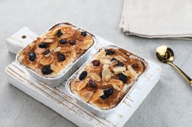 Klappertaart, Endonezya geleneksel tatlısı, Manado 'dan. Hindistan cevizli kremalı pasta, üzümlü ve bademli, tarçın tozlu, Hollanda etkisinde tatlı.. 