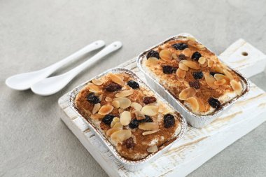 Klappertaart, Endonezya geleneksel tatlısı, Manado 'dan. Hindistan cevizli kremalı pasta, üzümlü ve bademli, tarçın tozlu, Hollanda etkisinde tatlı.. 