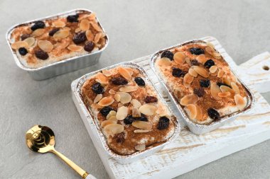 Klappertaart, Endonezya geleneksel tatlısı, Manado 'dan. Hindistan cevizli kremalı pasta, üzümlü ve bademli, tarçın tozlu, Hollanda etkisinde tatlı.. 