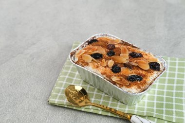 Klappertaart, Endonezya geleneksel tatlısı, Manado 'dan. Hindistan cevizli kremalı pasta, üzümlü ve bademli, tarçın tozlu, Hollanda etkisinde tatlı.. 