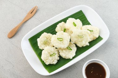 Cireng, Endonezya, Batı Java 'dan lezzetli bir aperatif, tapyoka undan yapılmış ve bol yağda kızartılmış, baharatlı sosla servis ediliyor..