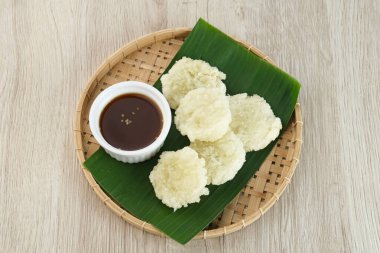 Cireng, Endonezya, Batı Java 'dan lezzetli bir aperatif, tapyoka undan yapılmış ve bol yağda kızartılmış, baharatlı sosla servis ediliyor..