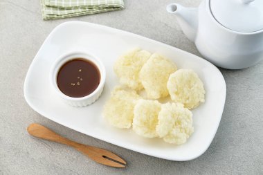 Cireng, Endonezya, Batı Java 'dan lezzetli bir aperatif, tapyoka undan yapılmış ve bol yağda kızartılmış, baharatlı sosla servis ediliyor..