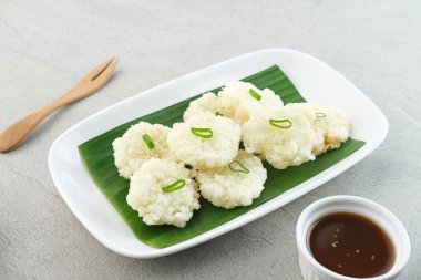 Cireng, Endonezya, Batı Java 'dan lezzetli bir aperatif, tapyoka undan yapılmış ve bol yağda kızartılmış, baharatlı sosla servis ediliyor..