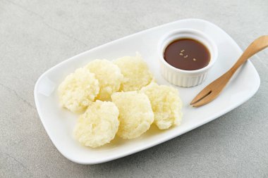 Cireng, Endonezya, Batı Java 'dan lezzetli bir aperatif, tapyoka undan yapılmış ve bol yağda kızartılmış, baharatlı sosla servis ediliyor..
