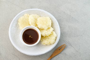 Cireng, Endonezya, Batı Java 'dan lezzetli bir aperatif, tapyoka undan yapılmış ve bol yağda kızartılmış, baharatlı sosla servis ediliyor..