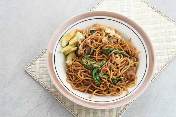 Mie Jawa ya da Bakmie Jawa, geleneksel Java eriştesi. Tabakta servis ediliyor, kapat..