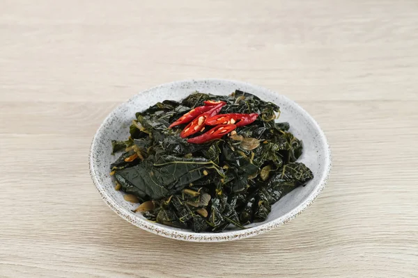 Fry Papaya Yaprakları 'nı karıştır ya da Tumis Daun Pepaya, haşlanmış papaya yapraklarından yapılan geleneksel bir Endonezya yemeği baharat ve biberle kızartılmış..