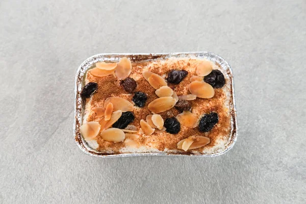 Klappertaart, Endonezya geleneksel tatlısı, Manado 'dan. Hindistan cevizli kremalı pasta, üzümlü ve bademli, tarçın tozlu, Hollanda etkisinde tatlı.. 