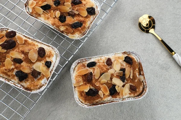 Klappertaart, Endonezya geleneksel tatlısı, Manado 'dan. Hindistan cevizli kremalı pasta, üzümlü ve bademli, tarçın tozlu, Hollanda etkisinde tatlı.. 