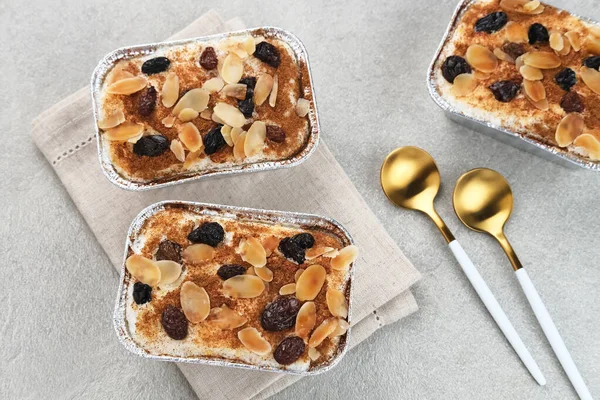 Klappertaart, Endonezya geleneksel tatlısı, Manado 'dan. Hindistan cevizli kremalı pasta, üzümlü ve bademli, tarçın tozlu, Hollanda etkisinde tatlı.. 