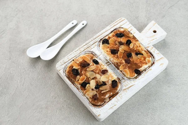 Klappertaart, Endonezya geleneksel tatlısı, Manado 'dan. Hindistan cevizli kremalı pasta, üzümlü ve bademli, tarçın tozlu, Hollanda etkisinde tatlı.. 