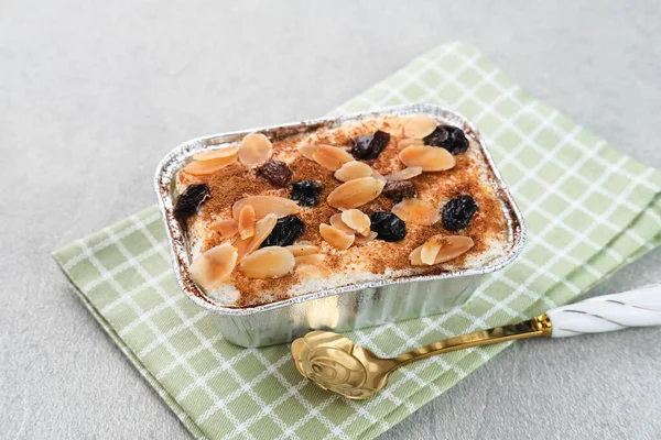 Klappertaart, Endonezya geleneksel tatlısı, Manado 'dan. Hindistan cevizli kremalı pasta, üzümlü ve bademli, tarçın tozlu, Hollanda etkisinde tatlı.. 