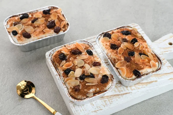 Klappertaart, Endonezya geleneksel tatlısı, Manado 'dan. Hindistan cevizli kremalı pasta, üzümlü ve bademli, tarçın tozlu, Hollanda etkisinde tatlı.. 