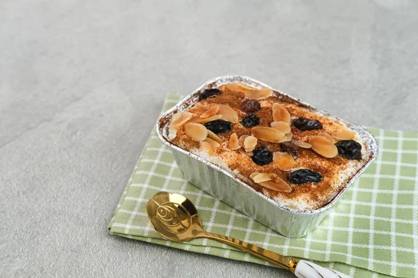 Klappertaart, Endonezya geleneksel tatlısı, Manado 'dan. Hindistan cevizli kremalı pasta, üzümlü ve bademli, tarçın tozlu, Hollanda etkisinde tatlı.. 