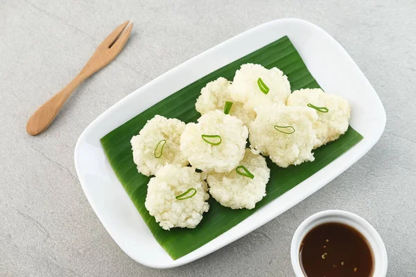 Cireng, Endonezya, Batı Java 'dan lezzetli bir aperatif, tapyoka undan yapılmış ve bol yağda kızartılmış, baharatlı sosla servis ediliyor..