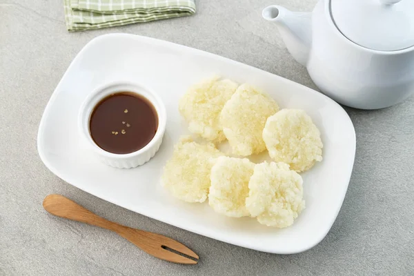 Cireng, Endonezya, Batı Java 'dan lezzetli bir aperatif, tapyoka undan yapılmış ve bol yağda kızartılmış, baharatlı sosla servis ediliyor..