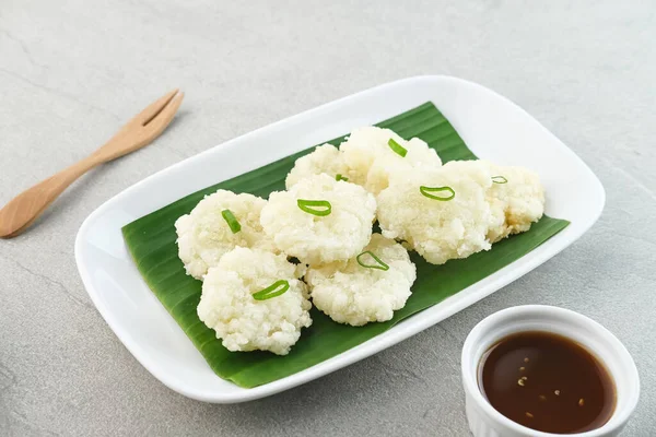 Cireng, Endonezya, Batı Java 'dan lezzetli bir aperatif, tapyoka undan yapılmış ve bol yağda kızartılmış, baharatlı sosla servis ediliyor..