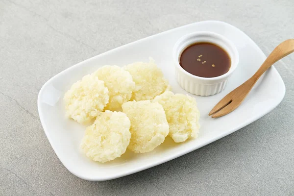 Cireng, Endonezya, Batı Java 'dan lezzetli bir aperatif, tapyoka undan yapılmış ve bol yağda kızartılmış, baharatlı sosla servis ediliyor..