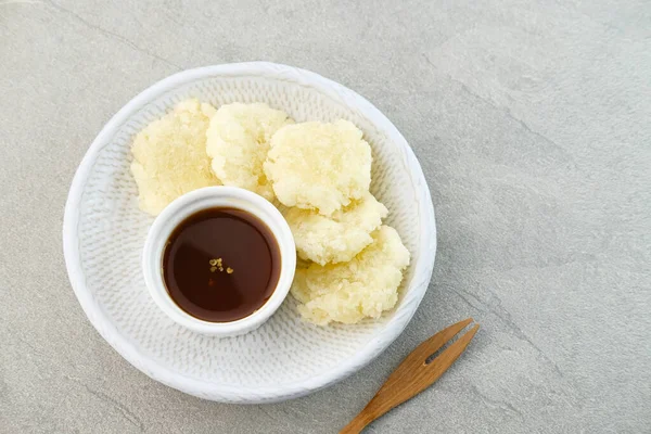 Cireng, Endonezya, Batı Java 'dan lezzetli bir aperatif, tapyoka undan yapılmış ve bol yağda kızartılmış, baharatlı sosla servis ediliyor..