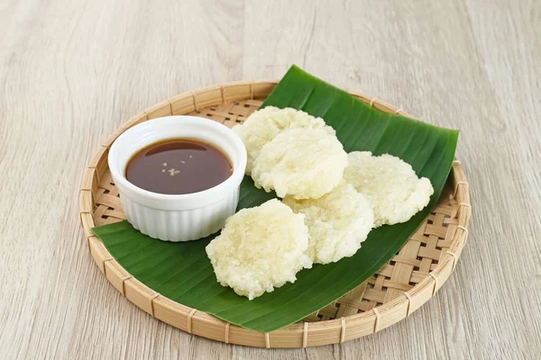 Cireng, Endonezya, Batı Java 'dan lezzetli bir aperatif, tapyoka undan yapılmış ve bol yağda kızartılmış, baharatlı sosla servis ediliyor..