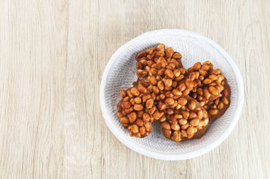 Ampyang Kacang ya da Gula Kacang, geleneksel Endonezya yemeği, fıstık ve esmer şekerden yapılır. Bu yemeğin tadı çok tatlı..
