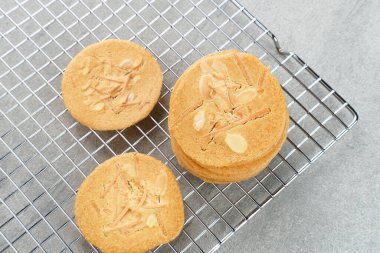 rendelenmiş peynirli, ince desenli bademli kurabiyeler.