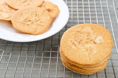 rendelenmiş peynirli, ince desenli bademli kurabiyeler.