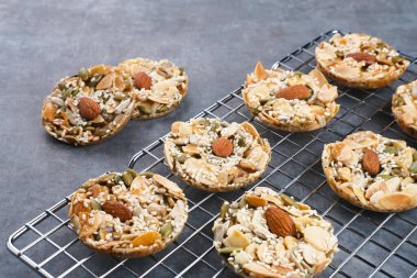 Karışık fındıklı, kurutulmuş meyve ve tohumlu Floransa kurabiyeleri. Glütensiz.