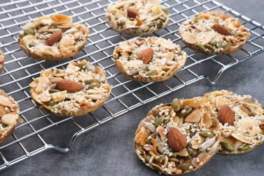 Karışık fındıklı, kurutulmuş meyve ve tohumlu Floransa kurabiyeleri. Glütensiz.