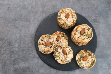 Karışık fındıklı, kurutulmuş meyve ve tohumlu Floransa kurabiyeleri. Glütensiz.