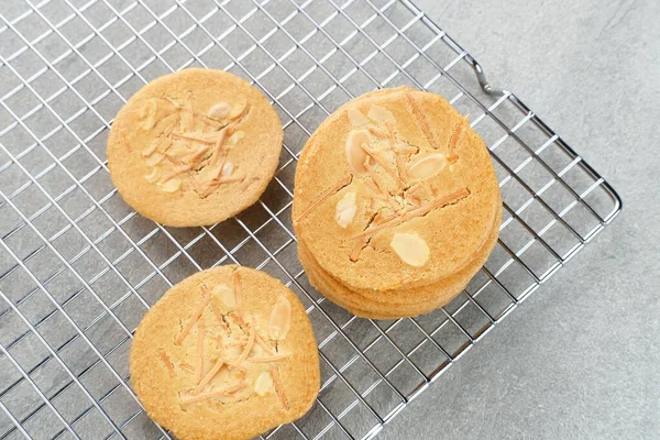 rendelenmiş peynirli, ince desenli bademli kurabiyeler.