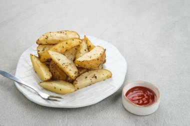 Biberiyeli ve biberiyeli kızarmış patates dilimleri, acılı sosla servis edilir.