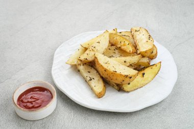 Biberiyeli ve biberiyeli kızarmış patates dilimleri, acılı sosla servis edilir.