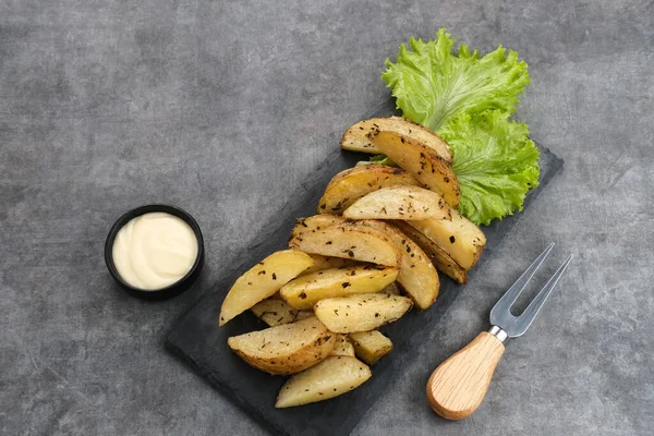 Cuñas Patata Asadas Con Romero Hierbas Servidas Con Salsa Mayonesa — Foto de Stock