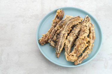 İndirimli Pisang, muzdan yapılan geleneksel Endonezya atıştırmalıkları ince şeritler halinde kurutuluyor, güneşte kurutuluyor, sonra un ile kızartılıyor..