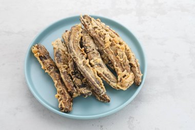 İndirimli Pisang, muzdan yapılan geleneksel Endonezya atıştırmalıkları ince şeritler halinde kurutuluyor, güneşte kurutuluyor, sonra un ile kızartılıyor..