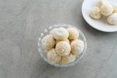 Kue Putri Salju ya da hilal şeklinde Pamuk Prenses Kurabiyeleri. Un, şeker ve pudra şekerli tereyağından yapılmış. Bayram kutlamalarında popülerdir. Seçici odak resmi.