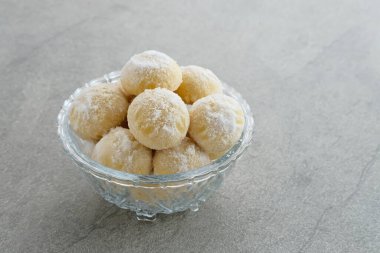 Kue Putri Salju ya da hilal şeklinde Pamuk Prenses Kurabiyeleri. Un, şeker ve pudra şekerli tereyağından yapılmış. Bayram kutlamalarında popülerdir. Seçici odak resmi.