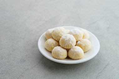 Kue Putri Salju ya da hilal şeklinde Pamuk Prenses Kurabiyeleri. Un, şeker ve pudra şekerli tereyağından yapılmış. Bayram kutlamalarında popülerdir. Seçici odak resmi.