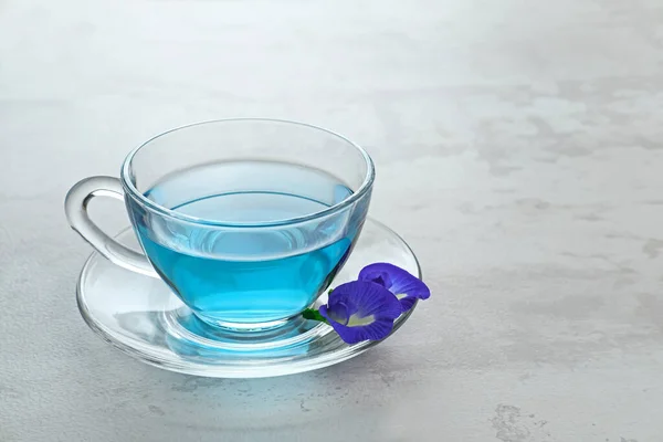 Teh Telang 蝶の花茶またはBlue Teaは クリトリア テナータ植物の花のハーブまたは注入から作られたハーブティーです 選択的焦点 — ストック写真