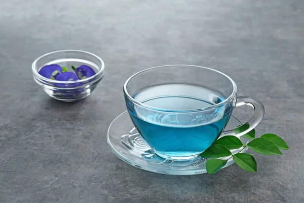 Teh Telang 蝶の花茶またはBlue Teaは クリトリア テナータ植物の花のハーブまたは注入から作られたハーブティーです 選択的焦点 — ストック写真
