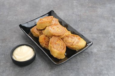 Tavuk yumurtalı börek, çırpılmış tavuk ile tapyoka, havuç, soğan ve yumurta karışımı sonra rulo, buharda pişmiş ve kızarmış.