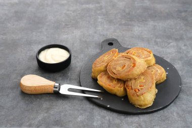 Tavuk yumurtalı börek, çırpılmış tavuk ile tapyoka, havuç, soğan ve yumurta karışımı sonra rulo, buharda pişmiş ve kızarmış.